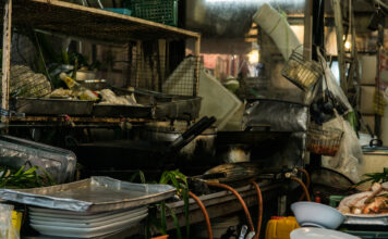 Eine vollkommen verdreckte und schmutzige Küche in einem Restaurant. Solche Betriebe gehören auf die Ekelliste.