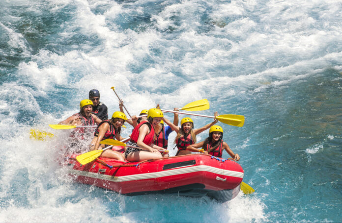 Wildwasser-Rafting ist eine aufregende Wassersportart, bei der Teilnehmer in einem Schlauchboot wilde Flussabschnitte mit Stromschnellen und Wellen bewältigen. Es erfordert Teamarbeit und Geschicklichkeit, um die Herausforderungen des Flusses sicher zu meistern.