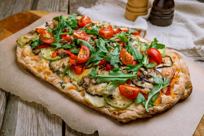 Pinsa unterscheidet sich von Pizza durch ihren Teig, der oft aus einer Kombination von Weizen-, Soja- und Reismehl besteht, was zu einer leichteren und luftigeren Konsistenz führt. Zudem hat die Pinsa eine ovale Form und eine besonders knusprige Kruste, während die traditionelle Pizza meist rund ist und einen dickeren Boden hat.