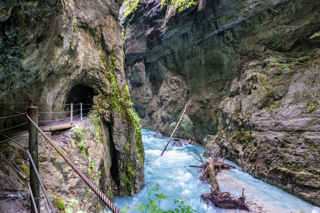 Berchtesgaden bietet mit seiner beeindruckenden alpinen Landschaft eine ideale Kulisse für Wildwasser-Rafting. Abenteuerlustige können hier die rauschenden Flüsse der Region erkunden und dabei die atemberaubende Natur des Berchtesgadener Landes erleben.