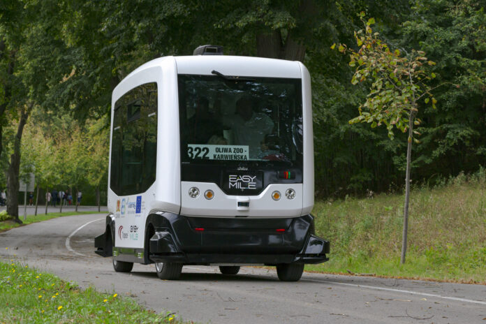 Ein selbstfahrender Bus ist alleine unterwegs auf der Straße im Straßenverkehr