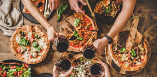 Italienische Restaurants sind bekannt für ihre authentische Küche, die von Pizza über Pasta bis hin zu Risotto und Tiramisu reicht. Die Atmosphäre solcher Lokale ist oft von mediterranem Charme geprägt, in dem Gäste die herzhaften Aromen und die traditionelle Gastfreundschaft Italiens genießen können.