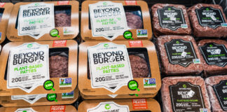 Mehrere verpackte vegane Burger im Supermarkt liegen in der Kühltruhe