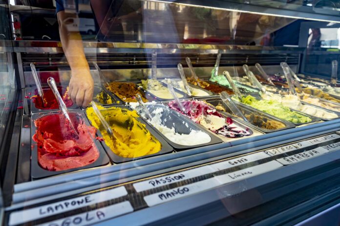 Eiscreme in der Eistheke von einem Eiscafe im Straßenverkauf