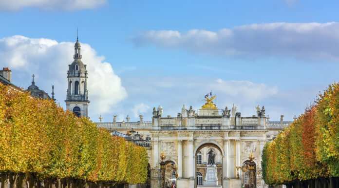 Die Sehenswürdigkeiten in Nancy sind zahlreich und beeindruckend, wobei der Place Stanislas, ein prachtvoller Platz aus dem 18. Jahrhundert, der zum UNESCO-Weltkulturerbe gehört und von vergoldeten Toren und prächtigen Brunnen umgeben ist, besonders hervorsticht. Ein weiteres Highlight unter den Sehenswürdigkeiten in Nancy ist der Parc de la Pépinière, ein weitläufiger Stadtpark, der sowohl Einheimische als auch Touristen mit seinen Skulpturen, Teichen und wunderschönen Grünflächen begeistert.