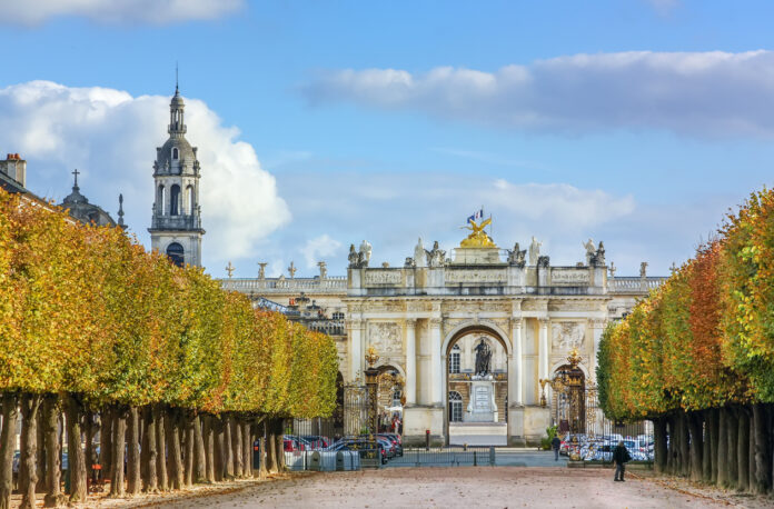 Die Sehenswürdigkeiten in Nancy sind zahlreich und beeindruckend, wobei der Place Stanislas, ein prachtvoller Platz aus dem 18. Jahrhundert, der zum UNESCO-Weltkulturerbe gehört und von vergoldeten Toren und prächtigen Brunnen umgeben ist, besonders hervorsticht. Ein weiteres Highlight unter den Sehenswürdigkeiten in Nancy ist der Parc de la Pépinière, ein weitläufiger Stadtpark, der sowohl Einheimische als auch Touristen mit seinen Skulpturen, Teichen und wunderschönen Grünflächen begeistert.