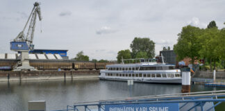Der Rheinhafen Karlsruhe ist ein bedeutender Binnenhafen in der Region Baden-Württemberg, Deutschland. Er spielt eine zentrale Rolle im Umschlag verschiedener Güter, darunter Container, Öl, Kohle und Edelstahl.