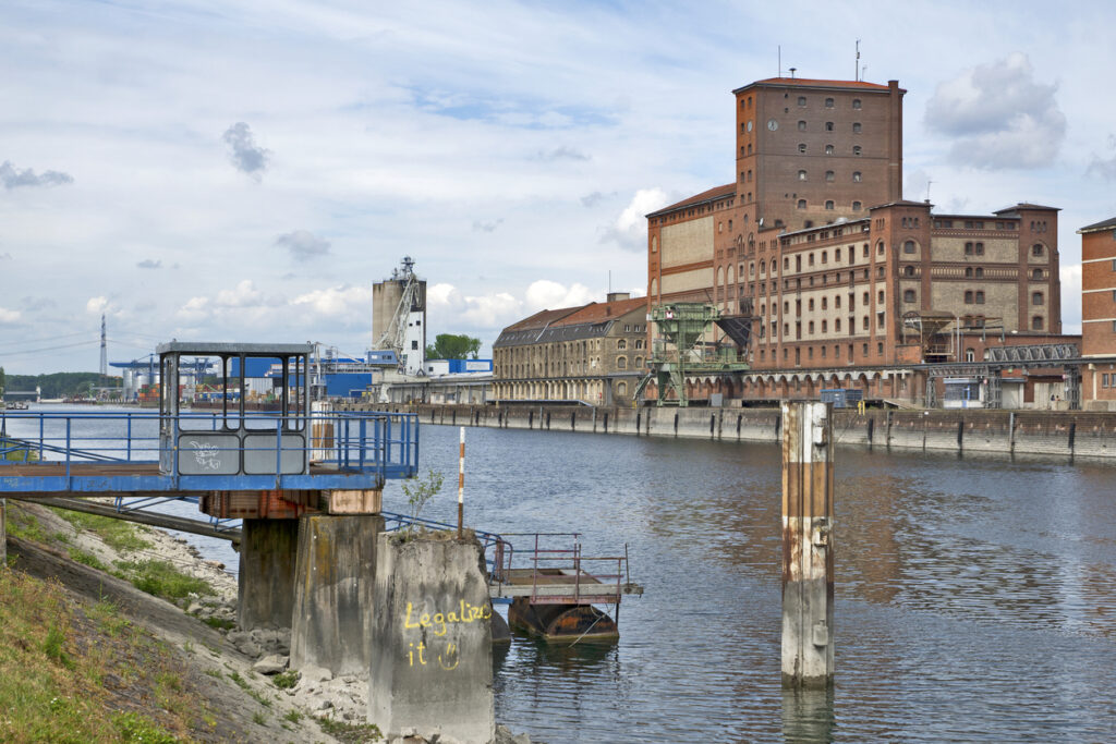 Der Binnenhafen am Rhein in Karlsruhe ist ein wichtiger Logistik-Hub in der Region. Hier werden verschiedene Güter wie Container, Öl, Kohle und Edelstahl umgeschlagen und transportiert.