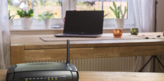 WLAN Router für Internetzugang auf Holztisch in Wohnung.