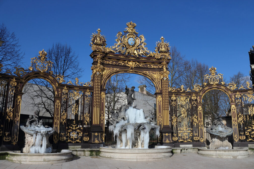 Zu den beliebtesten Sehenswürdigkeiten in Nancy gehören unter anderem der Place Stanislas oder das Museum der schönen Künste. Überall in der Stadt befinden sich schöne Gebäude und architektonische Werke, die die Geschichte von Nancy widerspiegeln.