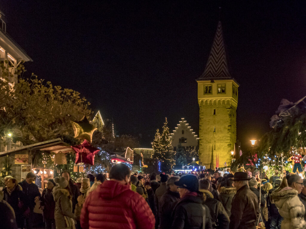 Der Weihnachtsmarkt in Lindau am Bodensee ist eine malerische und idyllische Veranstaltung, die jedes Jahr Besucher aus nah und fern anlockt. Mit seinem herrlichen Seeuferambiente, den festlich geschmückten Ständen und den traditionellen Leckereien bietet er eine einzigartige Weihnachtserfahrung.
