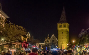 Der Weihnachtsmarkt in Lindau am Bodensee ist eine malerische und idyllische Veranstaltung, die jedes Jahr Besucher aus nah und fern anlockt. Mit seinem herrlichen Seeuferambiente, den festlich geschmückten Ständen und den traditionellen Leckereien bietet er eine einzigartige Weihnachtserfahrung.