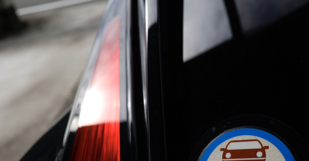 Viele-ahnungslos-Bestimmter-Aufkleber-auf-Autos-wird-zur-Pflicht