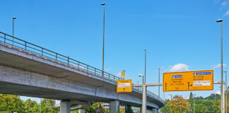 Ein Autobahnschild über den beiden Fahrstreifen auf einer Autobahn