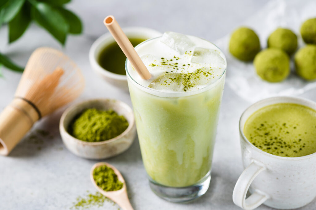 Matcha ist ein zu Pulver vermahlener Grüntee, der traditionell in der japanischen Teezeremonie verwendet wird. Das leuchtend grüne Getränk aus Japan gilt als gesundheitsfördernder Super-Drink und wird aus den besten Blättern des grünen Tees hergestellt.