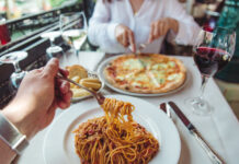 Pizza und Pasta sind zwei der bekanntesten und beliebtesten Gerichte der italienischen Küche, die weltweit geschätzt werden. Während Pizza ein gebackenes Fladenbrot mit verschiedenen Belägen ist, besteht Pasta aus Teigwaren, die in vielen Formen vorkommen und mit unterschiedlichen Soßen serviert werden.