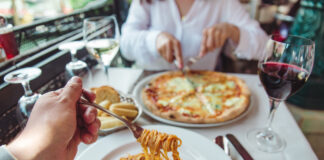 Pizza und Pasta sind zwei der bekanntesten und beliebtesten Gerichte der italienischen Küche, die weltweit geschätzt werden. Während Pizza ein gebackenes Fladenbrot mit verschiedenen Belägen ist, besteht Pasta aus Teigwaren, die in vielen Formen vorkommen und mit unterschiedlichen Soßen serviert werden.