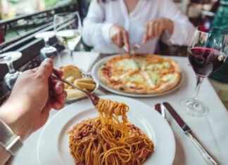 Pizza und Pasta sind zwei der bekanntesten und beliebtesten Gerichte der italienischen Küche, die weltweit geschätzt werden. Während Pizza ein gebackenes Fladenbrot mit verschiedenen Belägen ist, besteht Pasta aus Teigwaren, die in vielen Formen vorkommen und mit unterschiedlichen Soßen serviert werden.