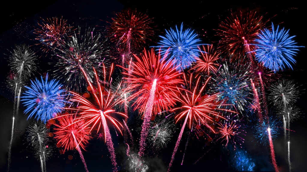 Feuerwerk ist eine kunstvolle Darstellung von Licht und Farbe am Himmel, die häufig zu besonderen Anlässen und Feierlichkeiten eingesetzt wird. Die funkelnden Explosionen und das Donnern der Böller schaffen ein spektakuläres Schauspiel, das Menschen weltweit in Staunen versetzt.