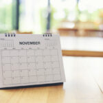 In einem Büro steht ein Kalender auf dem Tisch, der den Monat November anzeigt.