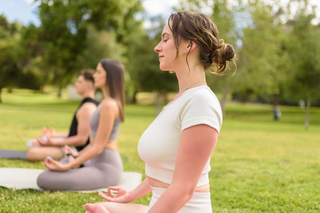 Meditation bezeichnet eine Gruppe von Geistesübungen, die in verschiedenen Traditionen seit Jahrtausenden überliefert sind. Es handelt sich um Techniken, die darauf abzielen, die Aufmerksamkeit zu bündeln, den Geist zu beruhigen und ein tieferes Bewusstsein für den gegenwärtigen Moment zu entwickeln.