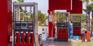 Eine rote Tankstelle mit Tanksäulen und Hilfsmittel zum Aufpumpen der Reifen und Waschwasser