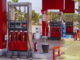 Eine rote Tankstelle mit Tanksäulen und Hilfsmittel zum Aufpumpen der Reifen und Waschwasser