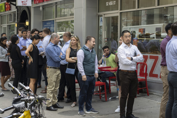Eine Menschenschlange steht vor einem der vielen Restaurants in einer EInkaufsmeile