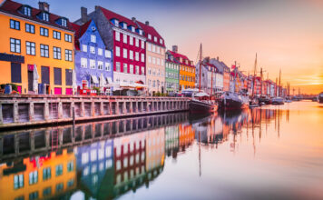 Kopenhagen ist die Hauptstadt von Dänemark und bekannt für ihre historischen Gebäude, Kanäle und den Tivoli-Freizeitpark. Die Stadt verbindet moderne Architektur mit alten Palästen und bietet eine lebendige Kultur- und Kunstszene.