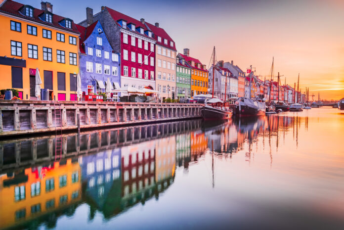 Kopenhagen ist die Hauptstadt von Dänemark und bekannt für ihre historischen Gebäude, Kanäle und den Tivoli-Freizeitpark. Die Stadt verbindet moderne Architektur mit alten Palästen und bietet eine lebendige Kultur- und Kunstszene.