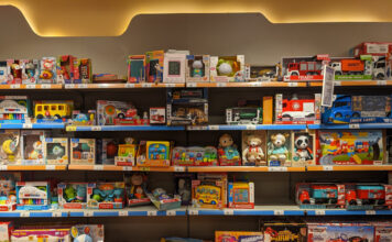 Ein volles Regal mit Spielwaren in einem Geschäft.