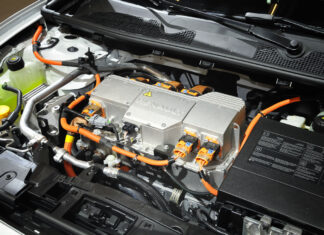 Die offene Motorhaube offenbart die Batterie in einem Elektroauto. Sie ist das Herzstück, denn sie speichert die elektrische Energie, die benötigt wird, um das Auto anzutreiben.