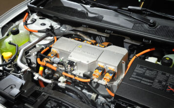 Die offene Motorhaube offenbart die Batterie in einem Elektroauto. Sie ist das Herzstück, denn sie speichert die elektrische Energie, die benötigt wird, um das Auto anzutreiben.