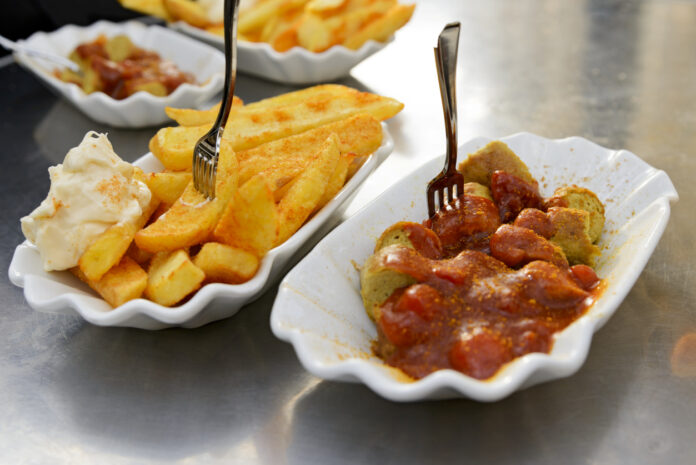 Currywurst und Pommes in einem Fast-Food-Restaurant