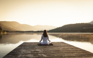 Meditation für Anfänger zielt darauf ab, Einsteigern den Weg zu innerer Ruhe und positiven Gedanken zu erleichtern. Es ist hilfreich, sich anfangs mit einfachen Meditationsübungen vertraut zu machen und sich einen ruhigen Ort zu suchen, um sich auf die Praxis zu konzentrieren.
