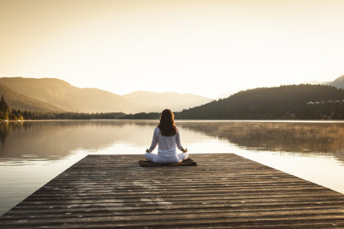 Meditation für Anfänger zielt darauf ab, Einsteigern den Weg zu innerer Ruhe und positiven Gedanken zu erleichtern. Es ist hilfreich, sich anfangs mit einfachen Meditationsübungen vertraut zu machen und sich einen ruhigen Ort zu suchen, um sich auf die Praxis zu konzentrieren.
