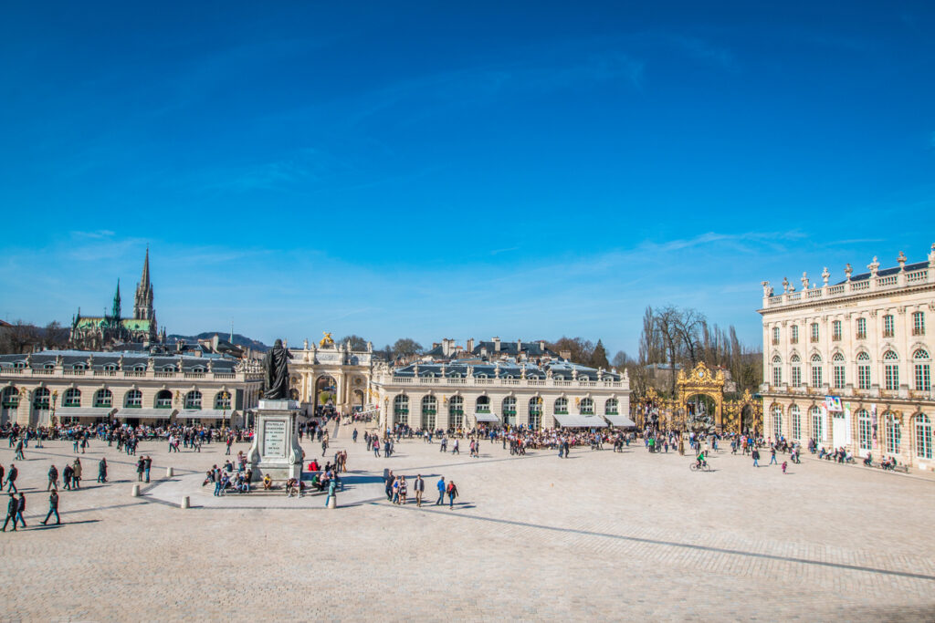 Nancy, eine Stadt im Nordosten Frankreichs, ist bekannt für ihre beeindruckenden Plätze wie den Place Stanislas, der als einer der schönsten königlichen Plätze in Europa gilt. Ein weiterer bemerkenswerter Platz ist der Place de la Carrière, der durch seine klassische Architektur und seine Verbindung zum Place Stanislas besticht.