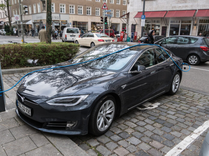 C'è una Tesla o un'auto elettrica parcheggiata in un parcheggio del centro