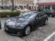 Ein Tesla oder ein Elektroauto steht auf einem Parkplatz in der Innenstadt