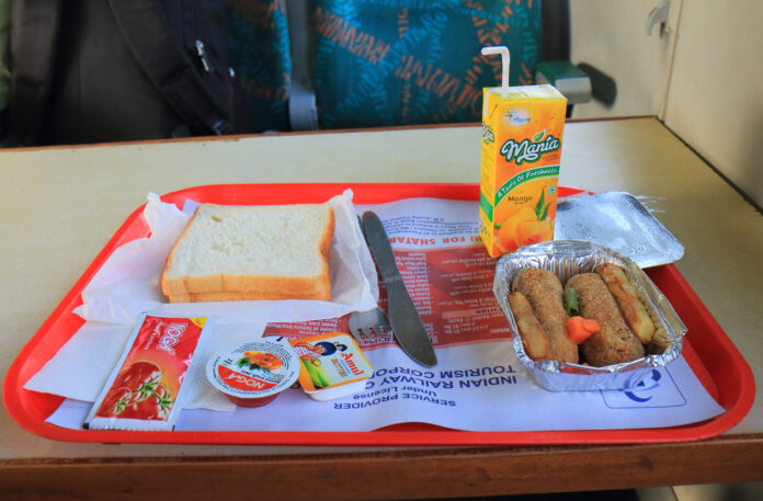 Essen im Zug auf einem Tablett.