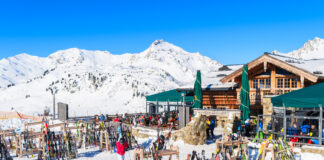 Winterurlaub mit Skihütte und schneebedeckten Bergen
