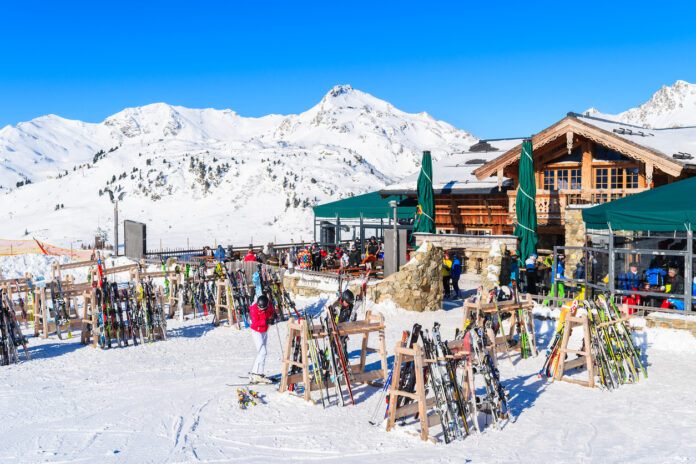 Winterurlaub mit Skihütte und schneebedeckten Bergen