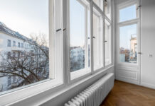 Blick aus einer Wohnung mit hohen Fenstern