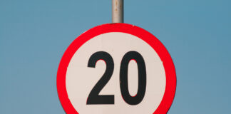 Schild zur Geschwindigkeitsbegrenzung, das eine maximale Geschwindigkeit von 20 km/h erlaubt