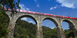 Deutsche Bahn Zug fährt auf einer Brücke über eine Schlucht