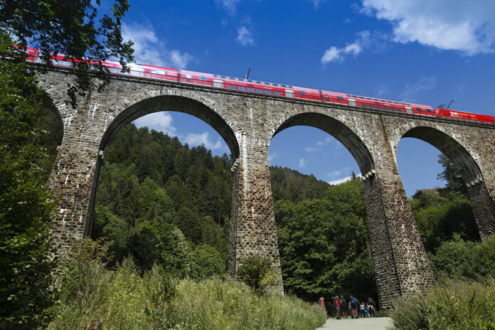Deutsche Bahn Zug fährt auf einer Brücke über eine Schlucht