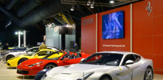 Ein Ferrari-Stand mit glänzenden Autos auf einer Messe