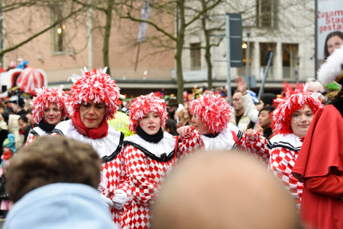 Traditioneller Karnevalsumzug in Düsseldorf