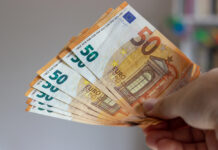 Hand hält 50-Euro-Scheine