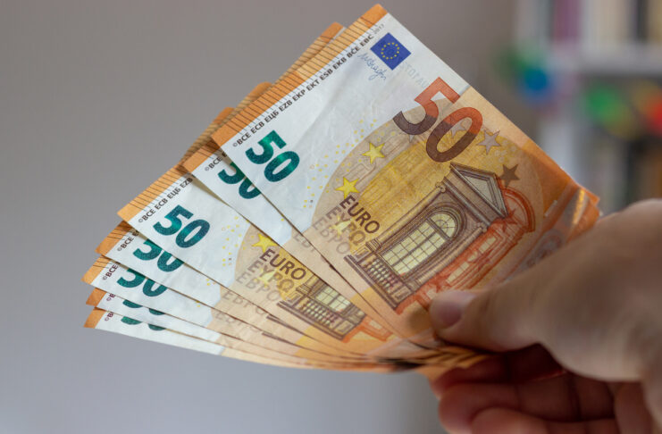 Hand hält 50-Euro-Scheine. Der Bürgerbonus wird für Millionen Empfänger gestrichen.